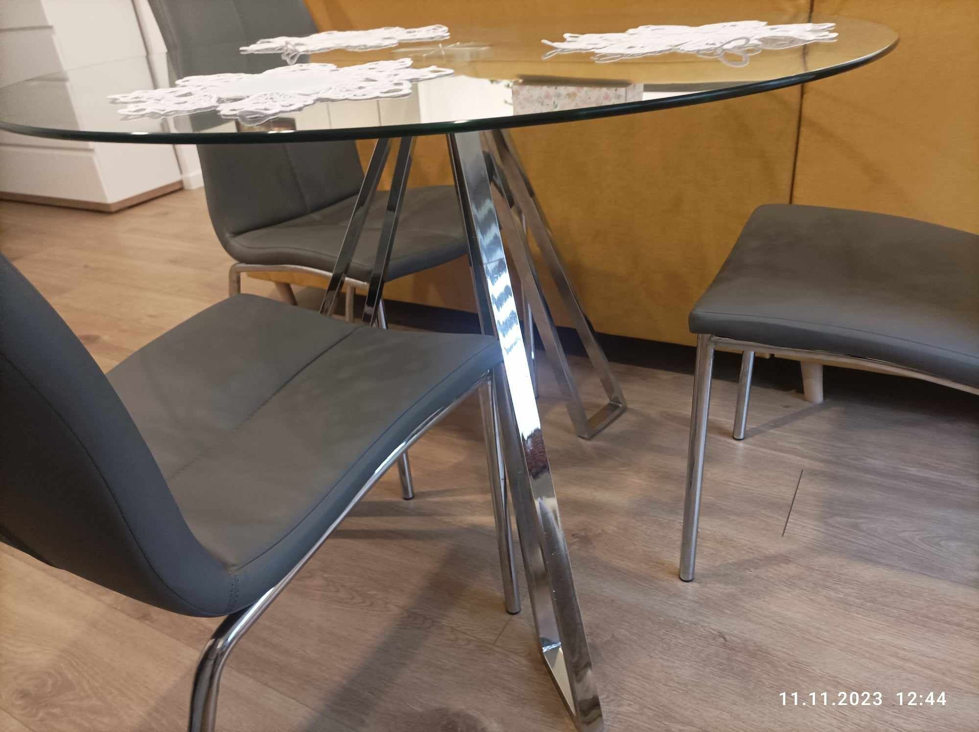 Stół szklany i 3 szare krzesła z ekoskóry