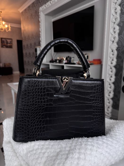 Гарна чорна сумка середнього розміру