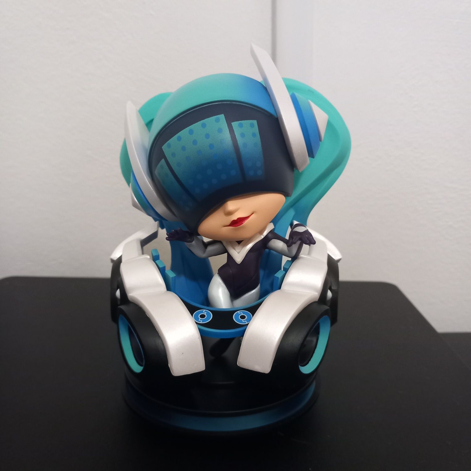DJ Sona League of Legends Figure XL LED