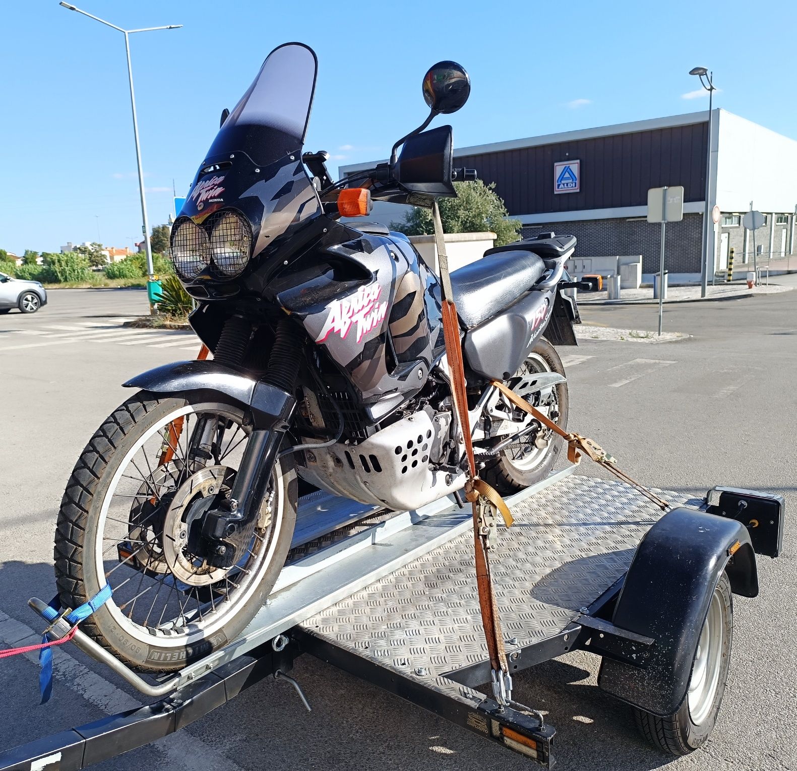 Transporte de motas serviço de reboque aluguer atrelado