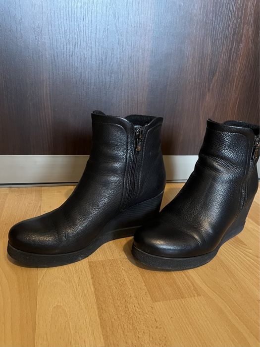 Trzewiki na koturnie ze skóry 39