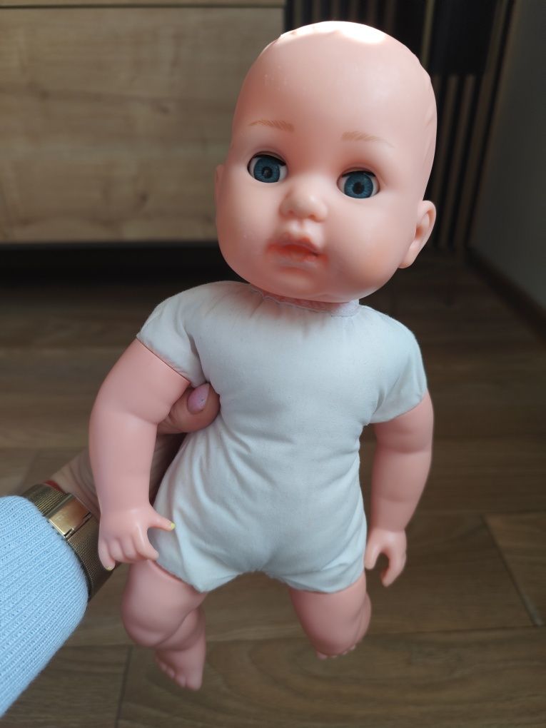 Sprzedam lalkę bobasa. Długość lalki ok 32 cm. W zestawie 1 ubranko.