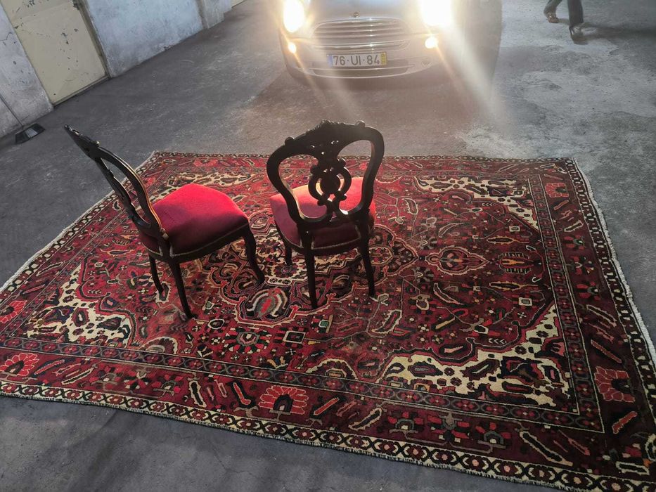 Par de cadeiras românticas com estofos em veludo bordeaux