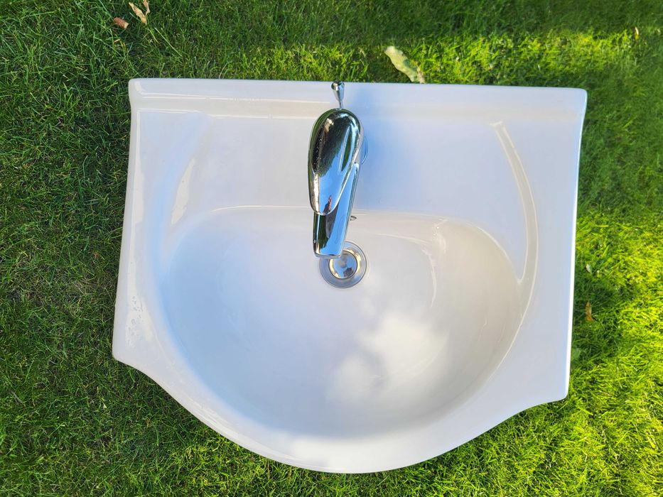 Umywalka łazienkowa z baterią