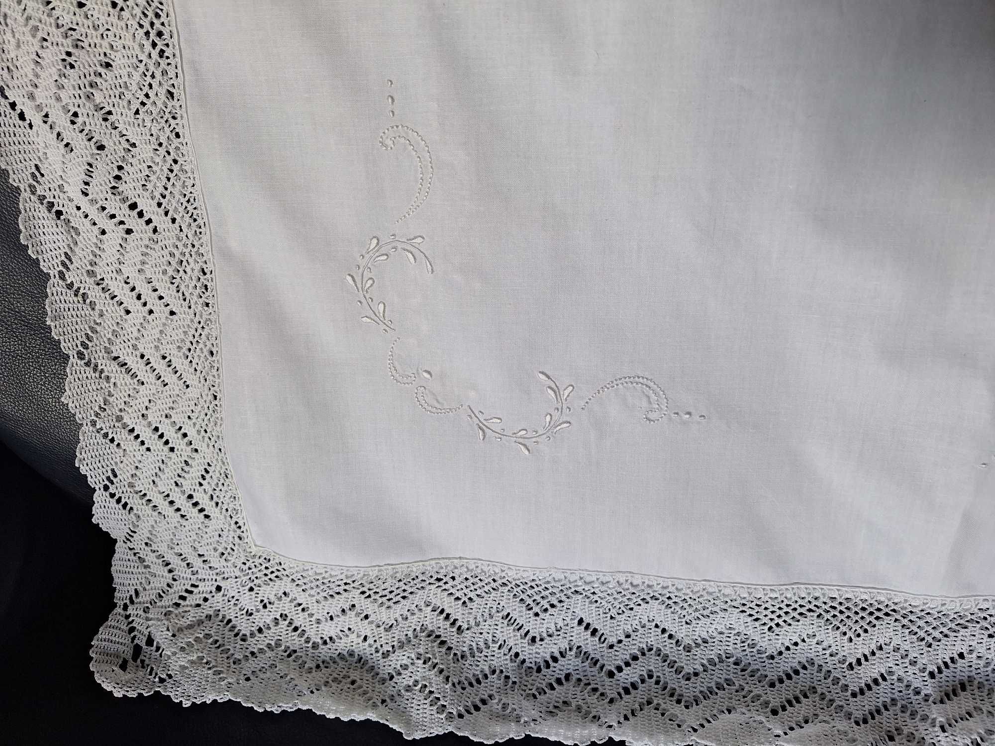 2 lençóis iguais bordados e com renda (crochê)