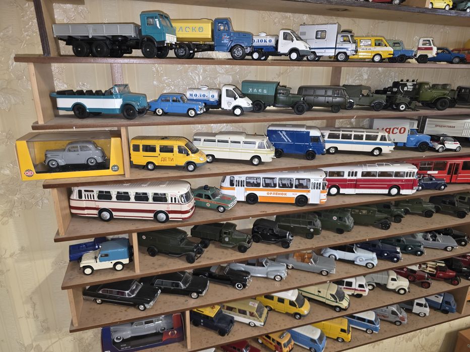 Машинки коллекционые масштаб 1/43