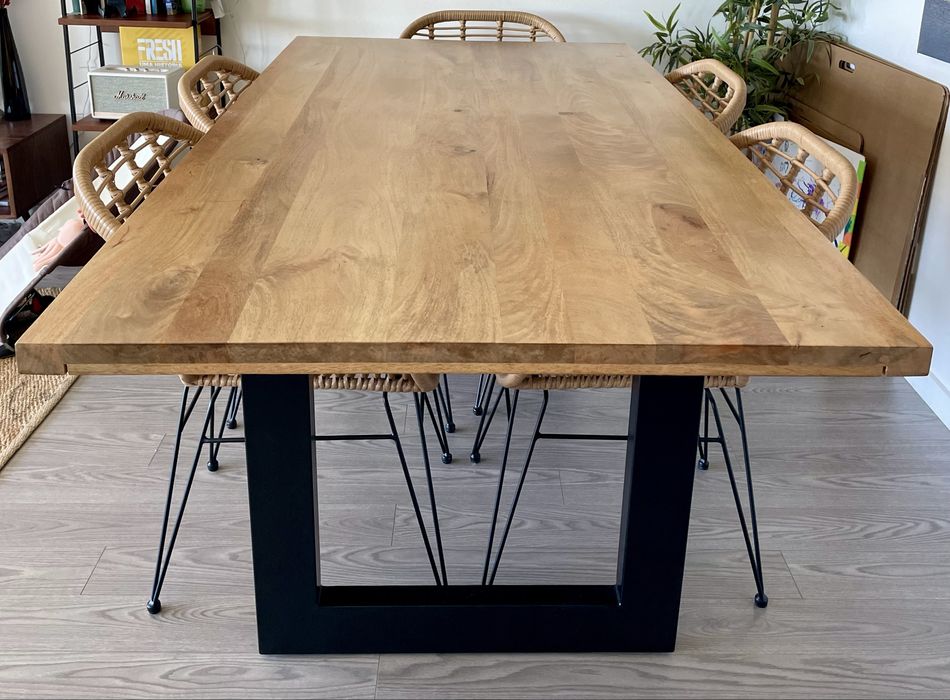 Mesa de jantar e cadeiras