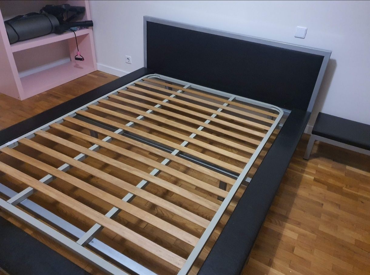 Cama + mesa de cabeceira