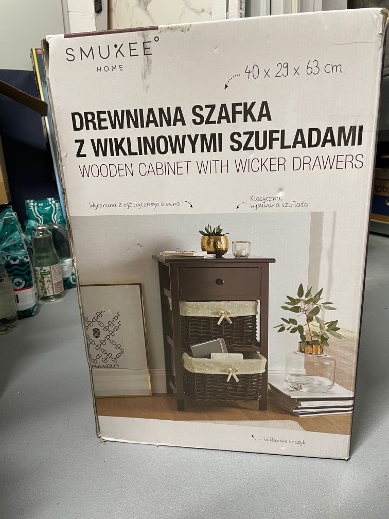 Nowa drewniana szafka z wiklinowymi szufladami