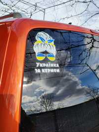 Наліпки на авто "Українка за кермом"