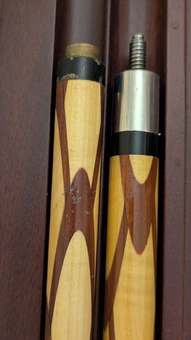 Професійний кий для біл'ярду Hustler в чохлі з червоного дерева