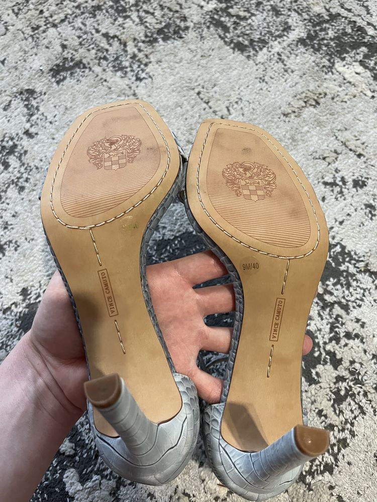 Фірмові босоніжки  vince  camuto 40 р., 25.5 см. устілка