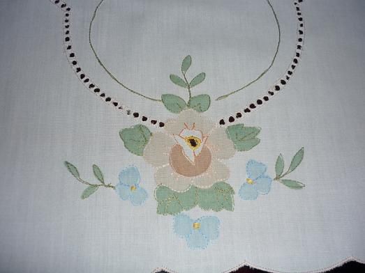 panos ou naperons bordados máquina, com o mesmo motivo