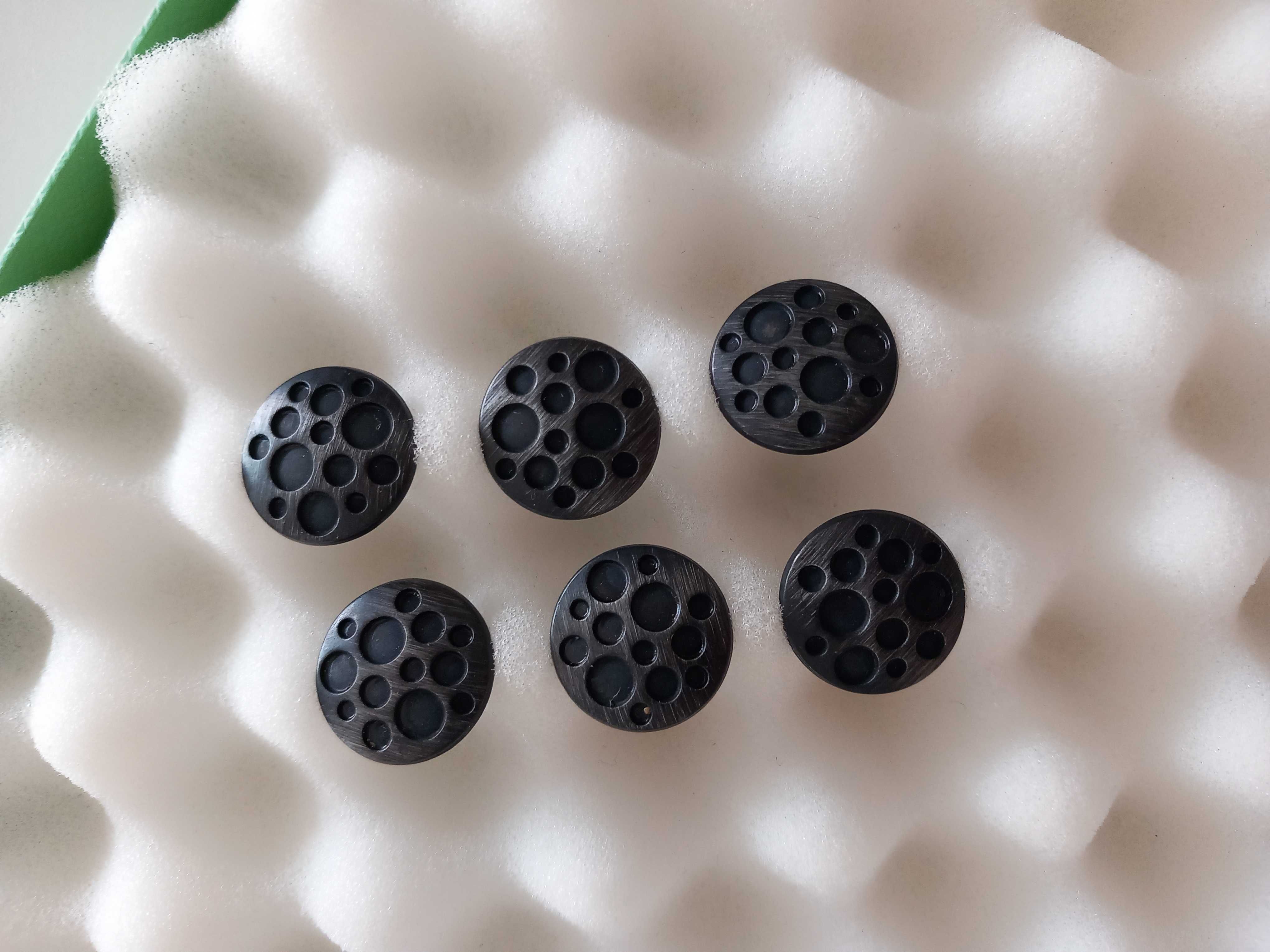 6 Botões em metal cor de chumbo com círculos. 1,8 cm diâmetro. Novos.
