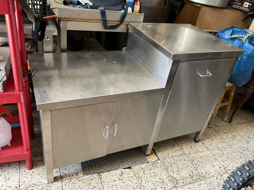 Bancada fechada com portas de abrir