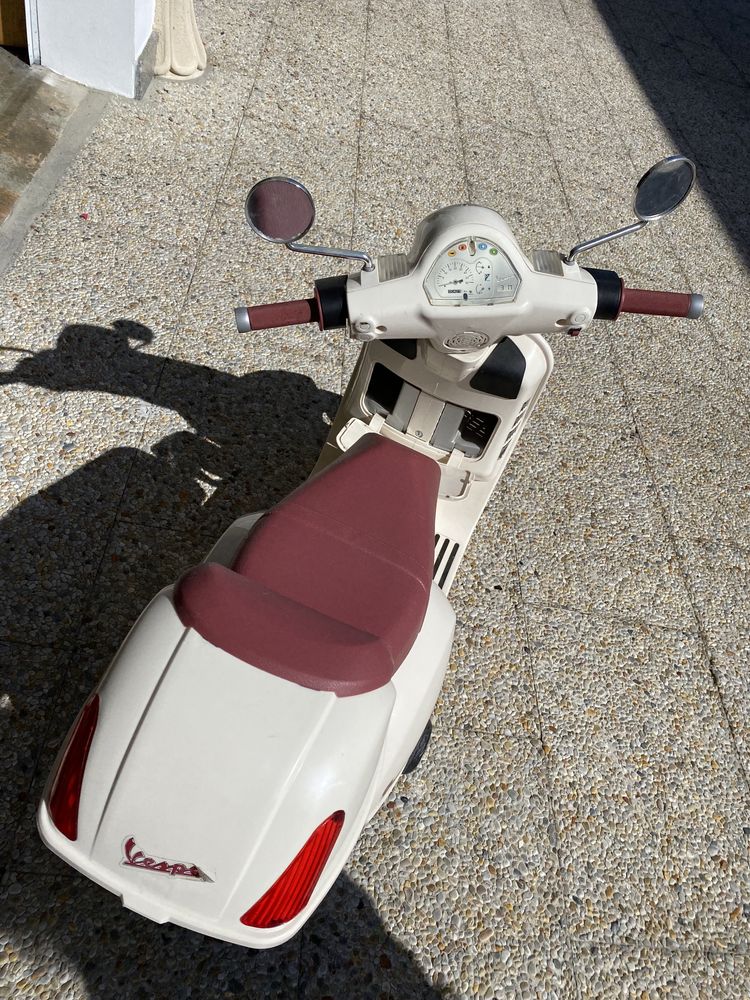 Mota elétrica vespa para menina