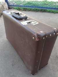 Винтажний фібровий чемодан.