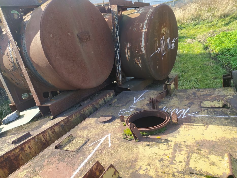 Тара металева різних розмірів.