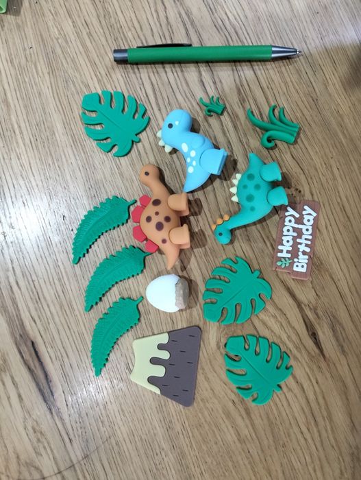 Dinozaury figurki na tort