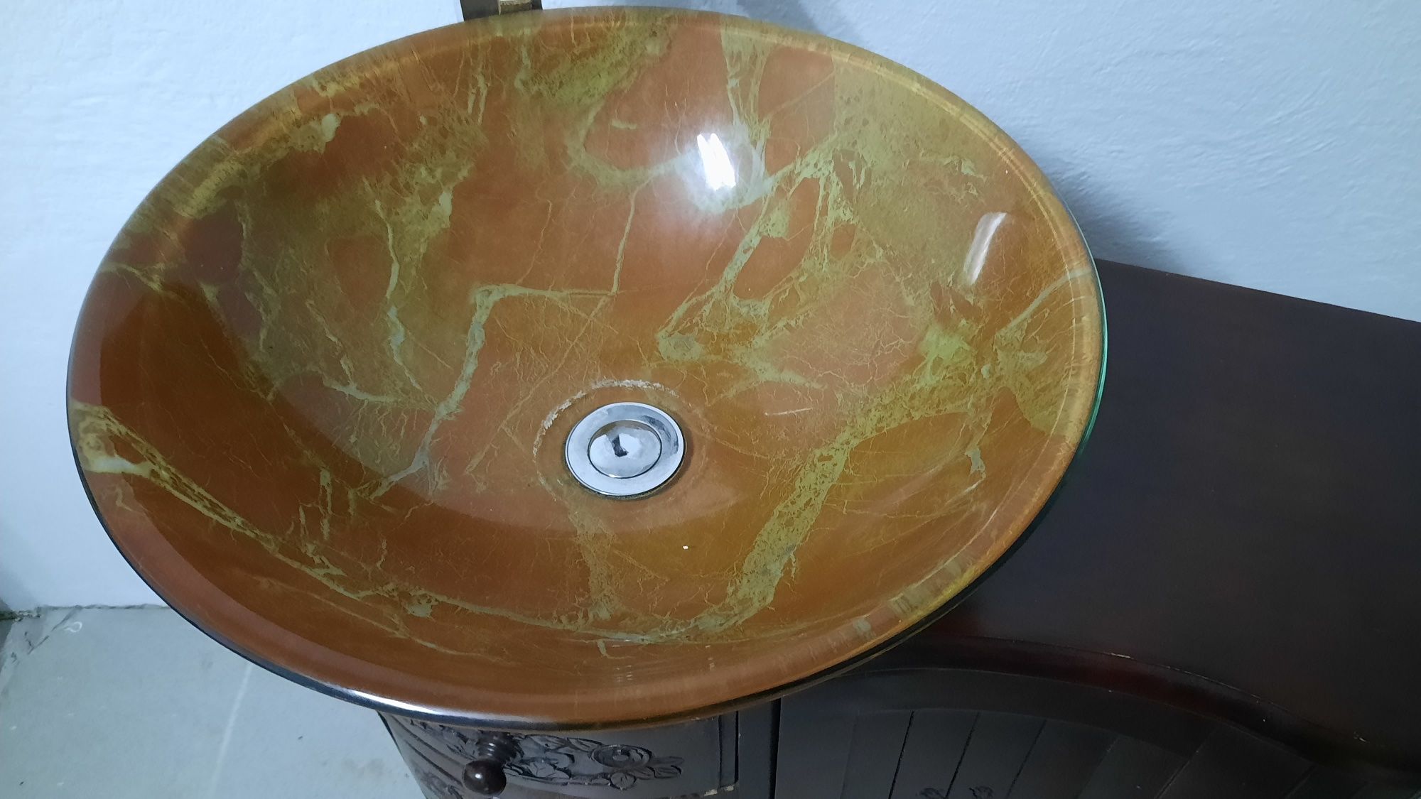 Piękna stylowa szafka ze szklaną umywalka