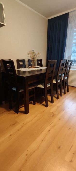 Drewniany stół z krzeslami