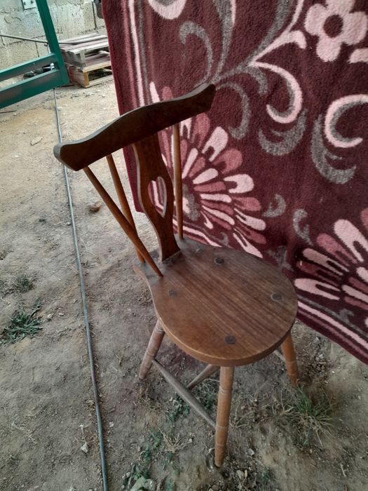 Cadeiras e loiçeiro antigos