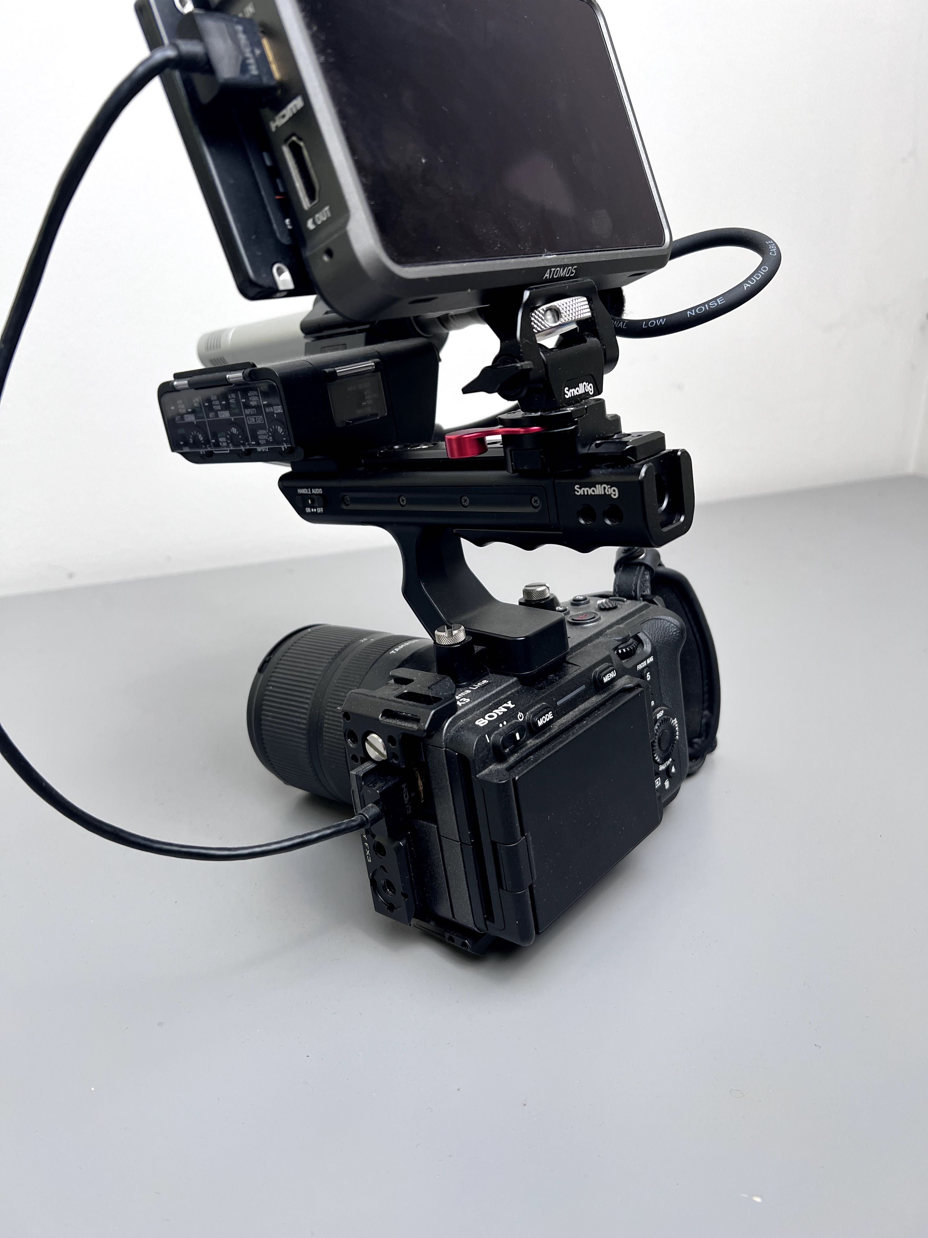 Sony FX3 z uchwytem z modułem XLR, mikrofonem, klatką