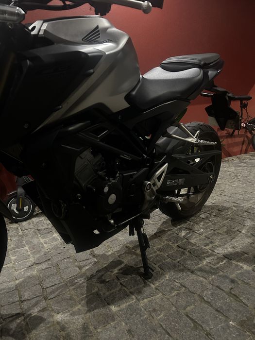 Honda cb125R cinzenta