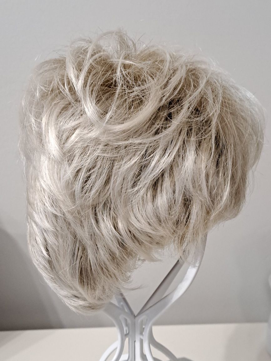 Piękna krótka peruka Gisela Mayer platynowy blond