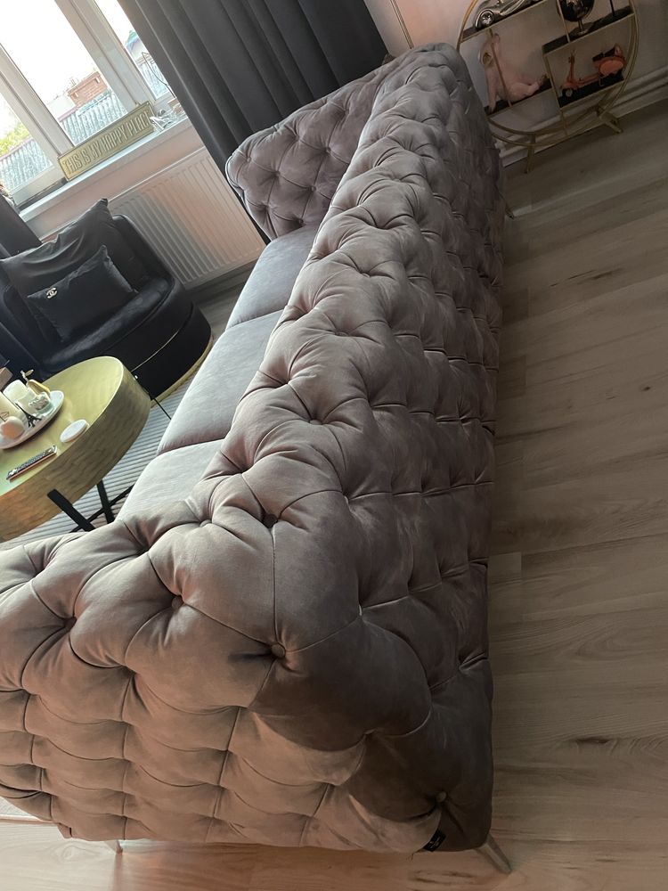 Szara trzyosobowa pikowana aksamitna sofa Westwing
