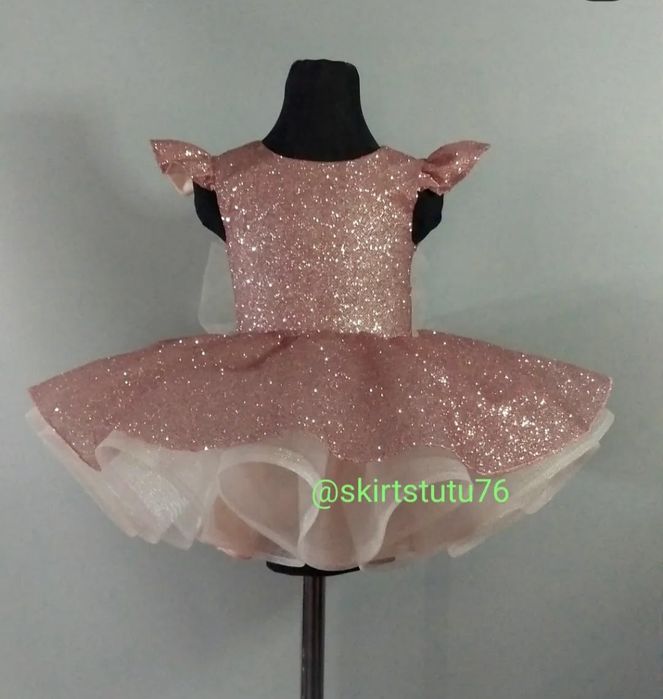 Костюми карнавальні та сукні на рочок