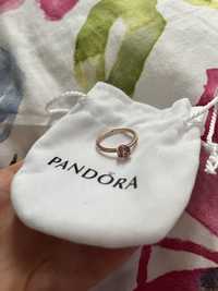 Pierścionek Pandora Różowa lśniąca korona