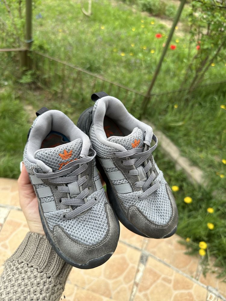 Кросівки adidas сірого кольору