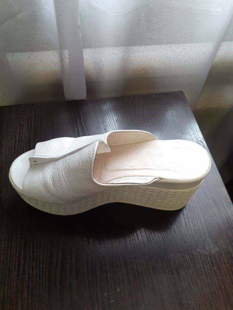 Зручне взуття, білого кольору