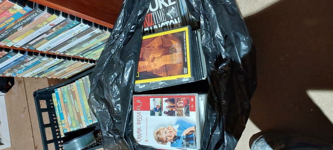 Leitor dvd com sistema surround + 3 Estantes com dvds e cds