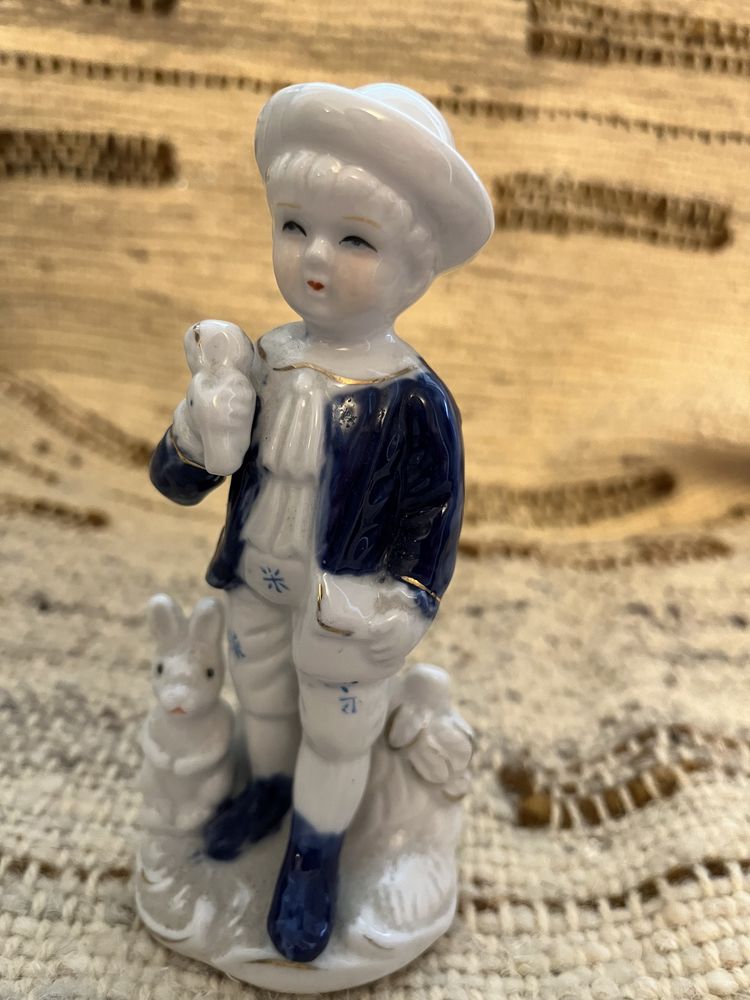 Figurka porcelanowa chłopczyk