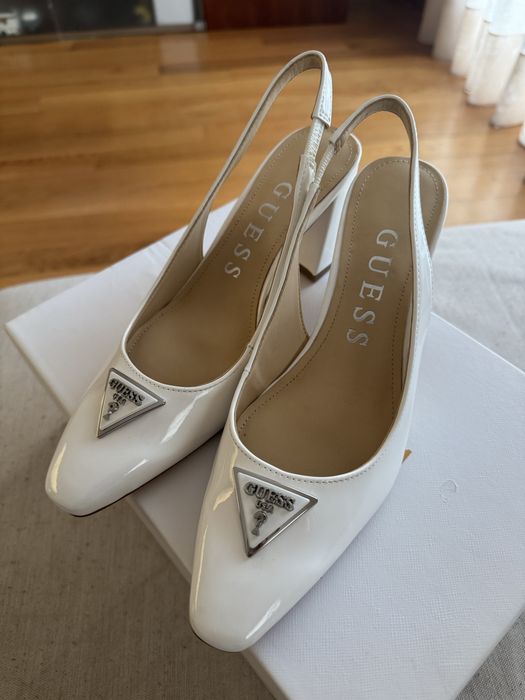 Sapatos brancos Guess