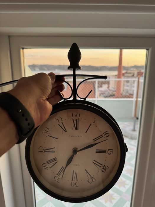 Relógio de parede dupla face tipo estação ferroviária