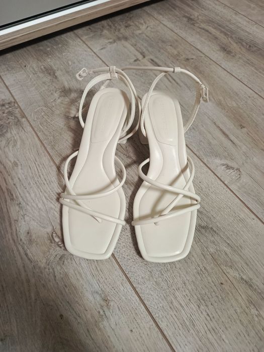 Босоніжки страдіваріус