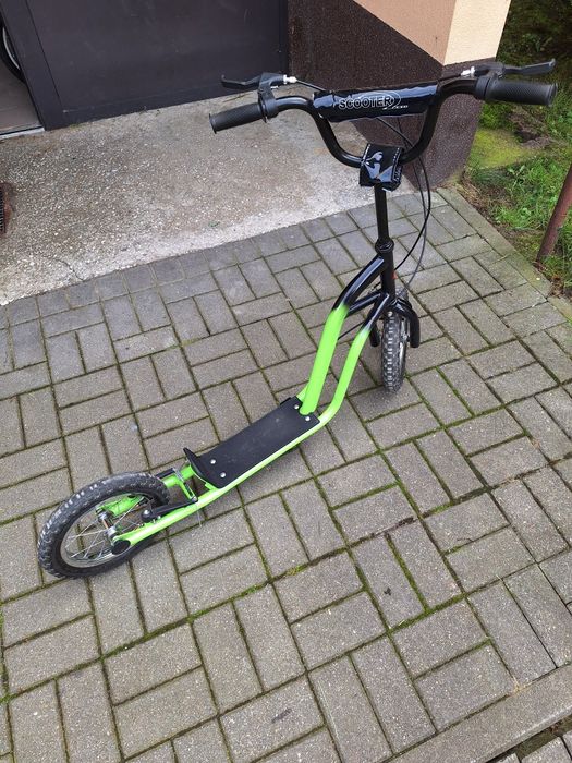 Hulajnoga na gumowych kółkach