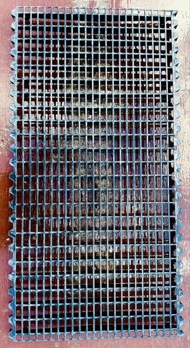 Ruszt podlogowy dla golebi lub drobiu o wym 114x58 w kolorze czarnym .