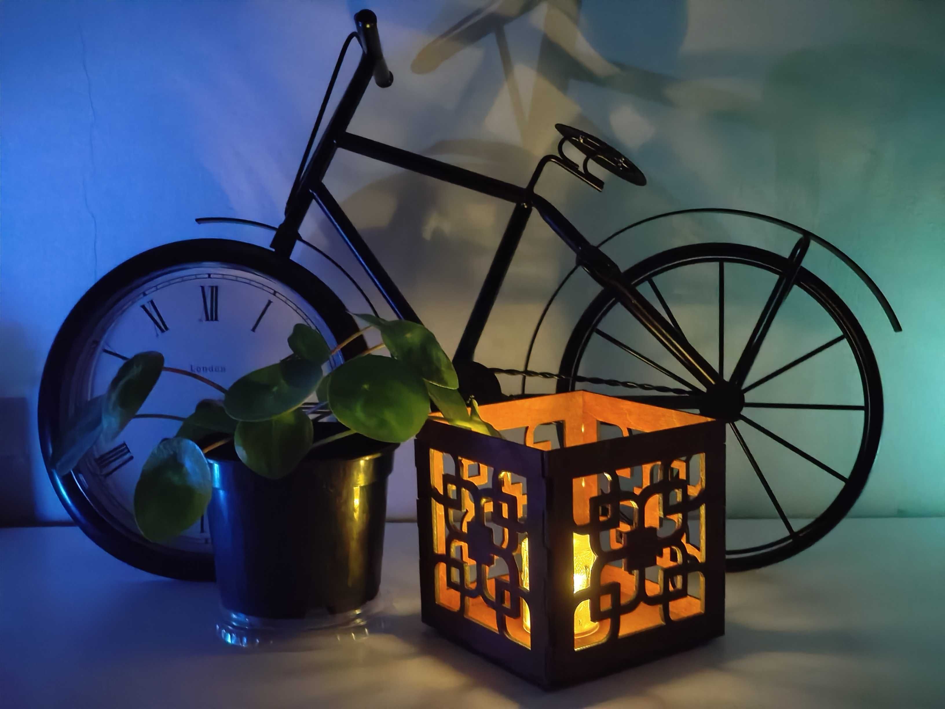 Ażurowe drewniane pudełko / osłonka / lampion.