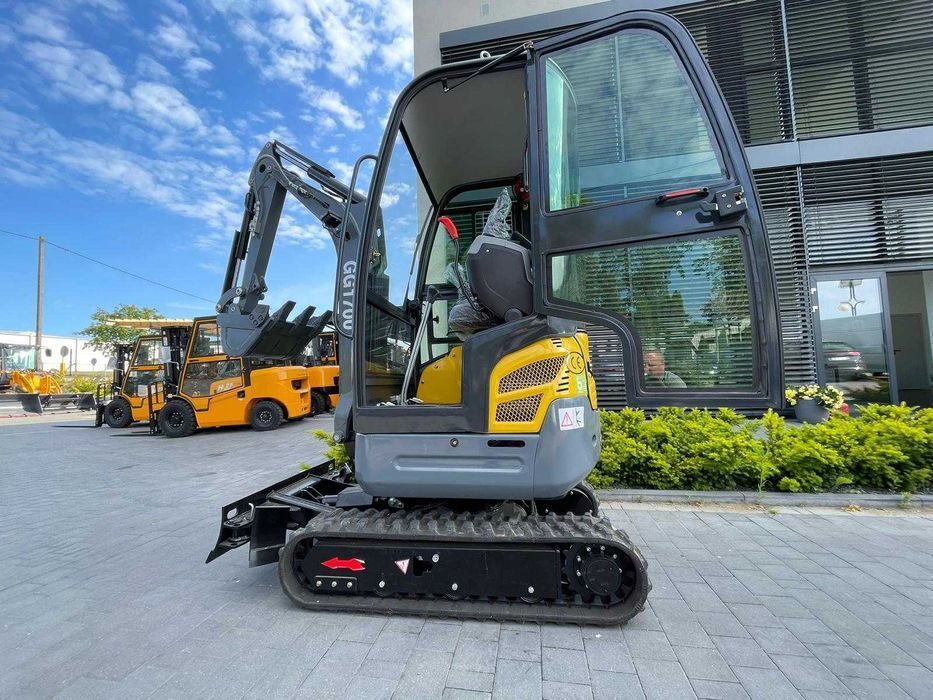 Minikoparka ruchome ramie, rozsuwane gąsienice, kabina GG1700C