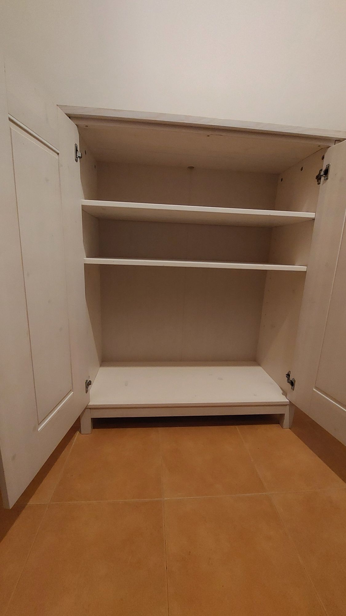 Móvel IKEA Com 2 portas e 2 prateleiras