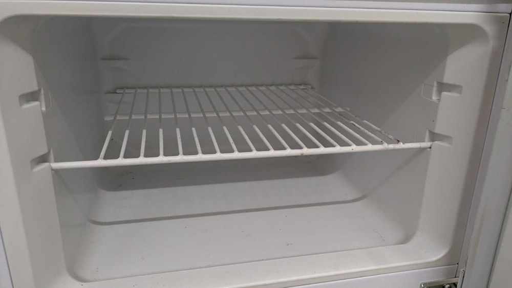 Refrigerador Beko DSA 25020 (Congelador na parte superior)
