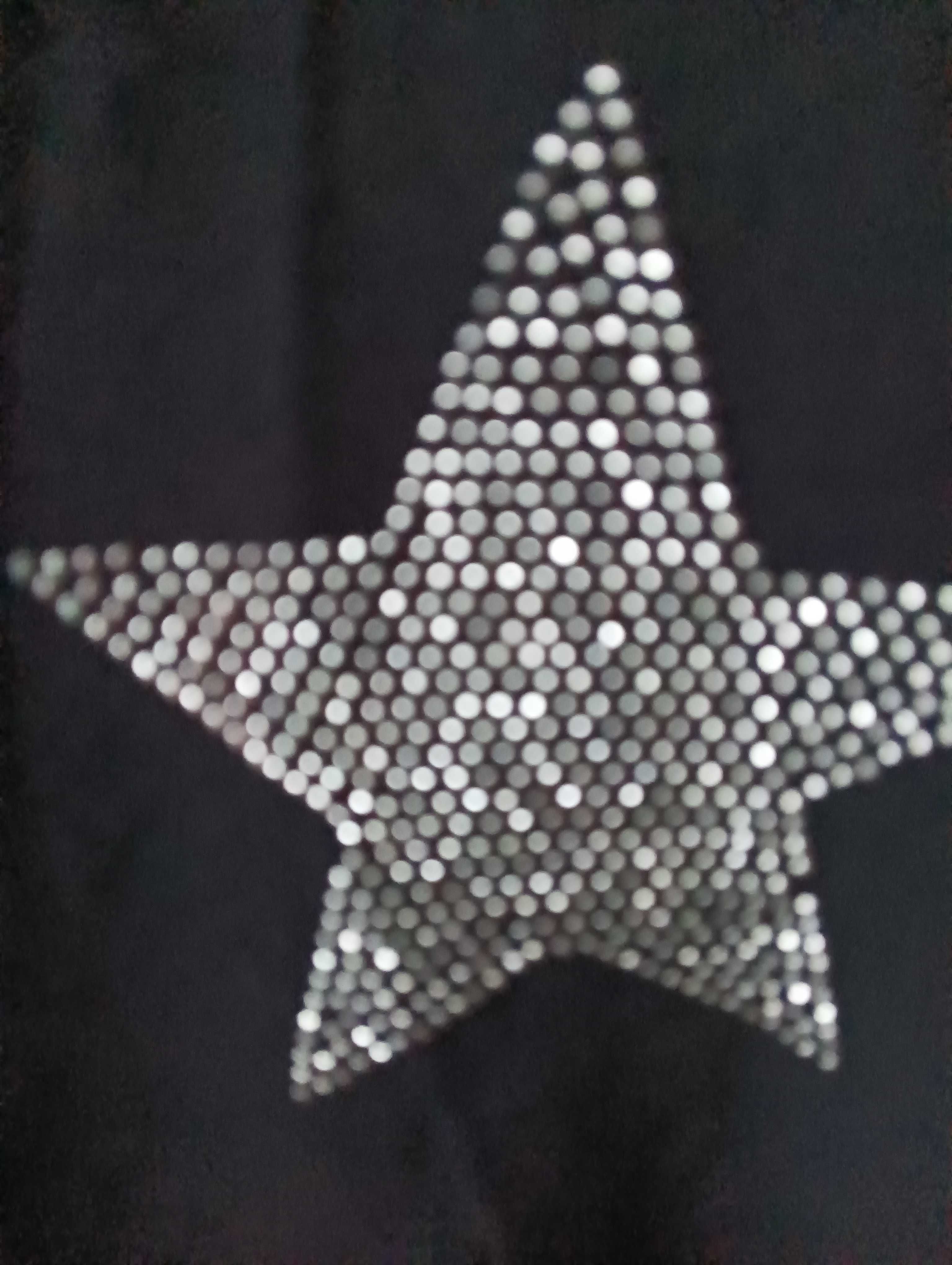 Bluza w kolorze czarnym na przodzie gwiazdy z cyrkonii.