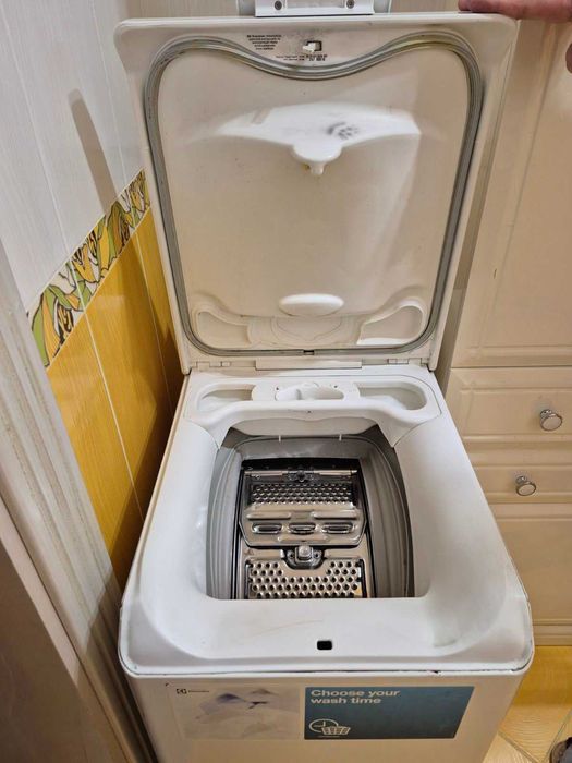 Продам стиральную машину Electrolux EWT1066TDW б/у на запчасти