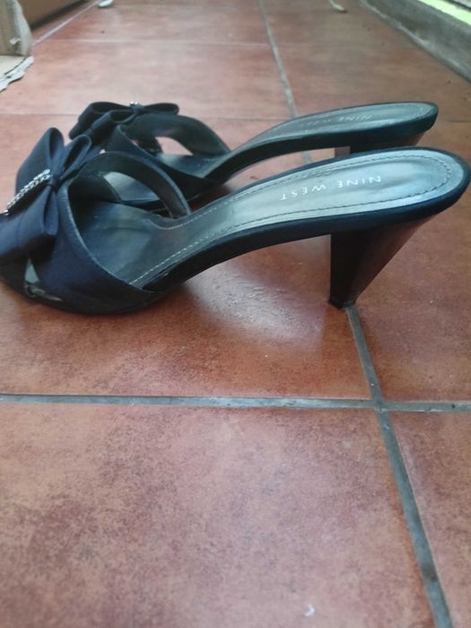 Klapki Nine West na obcasie