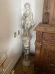 Estatua com pilar