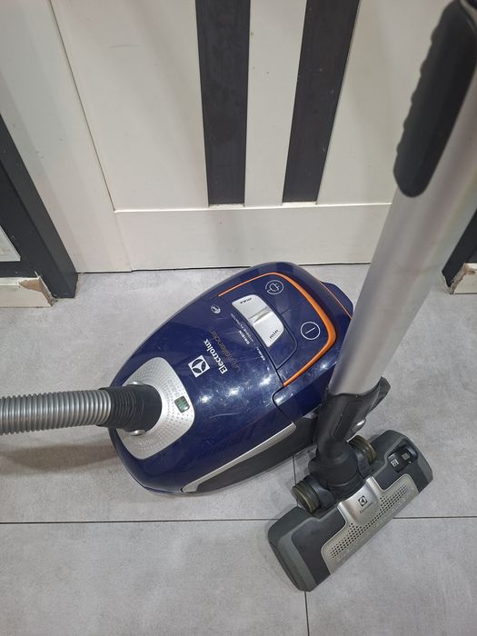 Sprzedam odkurzacz Odkurzacz Electrolux UltraSilencer ZUS 3925DB 1800W